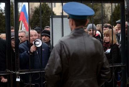 Manifestantes prorrusos ante una base en Belbek (Crimea).