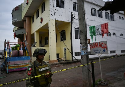 Un soldado del Ejército mexicano resguarda el palacio municipal atacado por un grupo armado, este jueves en San Miguel Totolapan, Guerrero (México).