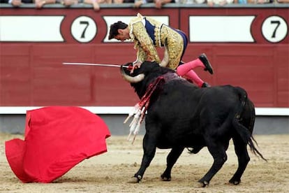 El Califa se llev una voltereta sin consecuencias de  su primer toro.