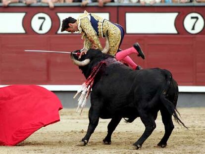 El Califa se llevó una voltereta sin consecuencias de  su primer toro.