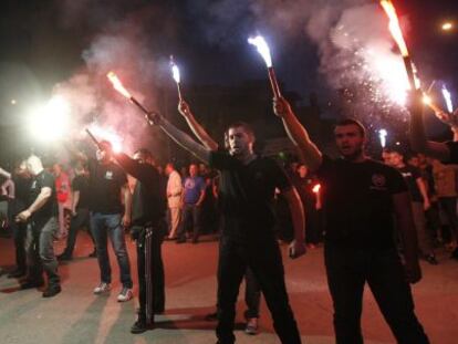 Simpatizantes del partido de extrema derecha griego Aurora Dorada celebran en Tesal&oacute;nika su resultado electoral.