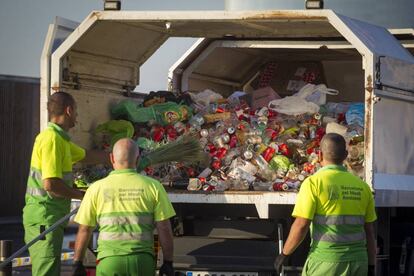 Desenes de treballadors dotats d'armilles reflectores grogues i armats amb bosses han recollit tones d'escombraries.