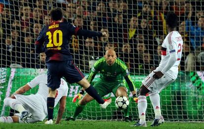 Messi chuta para marcar el segundo gol.