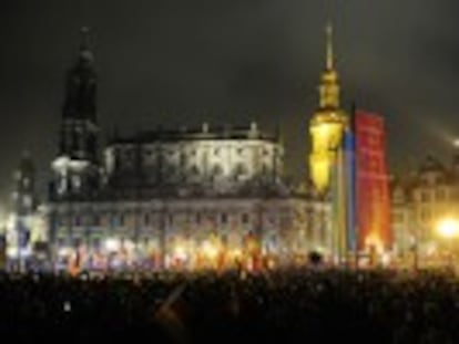 Movimento xenófobo se radicaliza impulsionado pela crise migratória. Milhares manifestam-se a favor dos refugiados