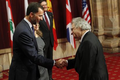Los Príncipes de Asturias saludan a Amin Maalouf cuando recibió el Princesa de las Letras en 2010.