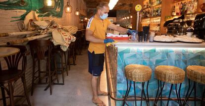 Un trabajador del restaurante Cadaqués.