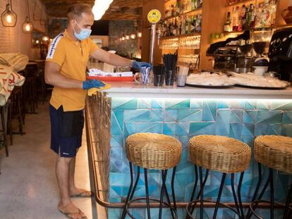 Un trabajador del restaurante Cadaqués.