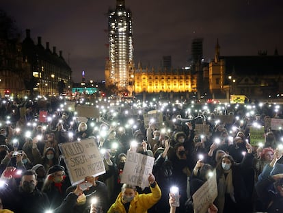 Miles de londinenses protestan por el asesinato de Sarah Everard, este domingo ante el Parlamento británico.