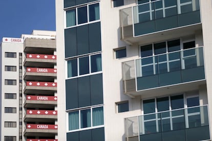 Banderas en los balcones que marcan el alojamiento de los atletas canadienses.