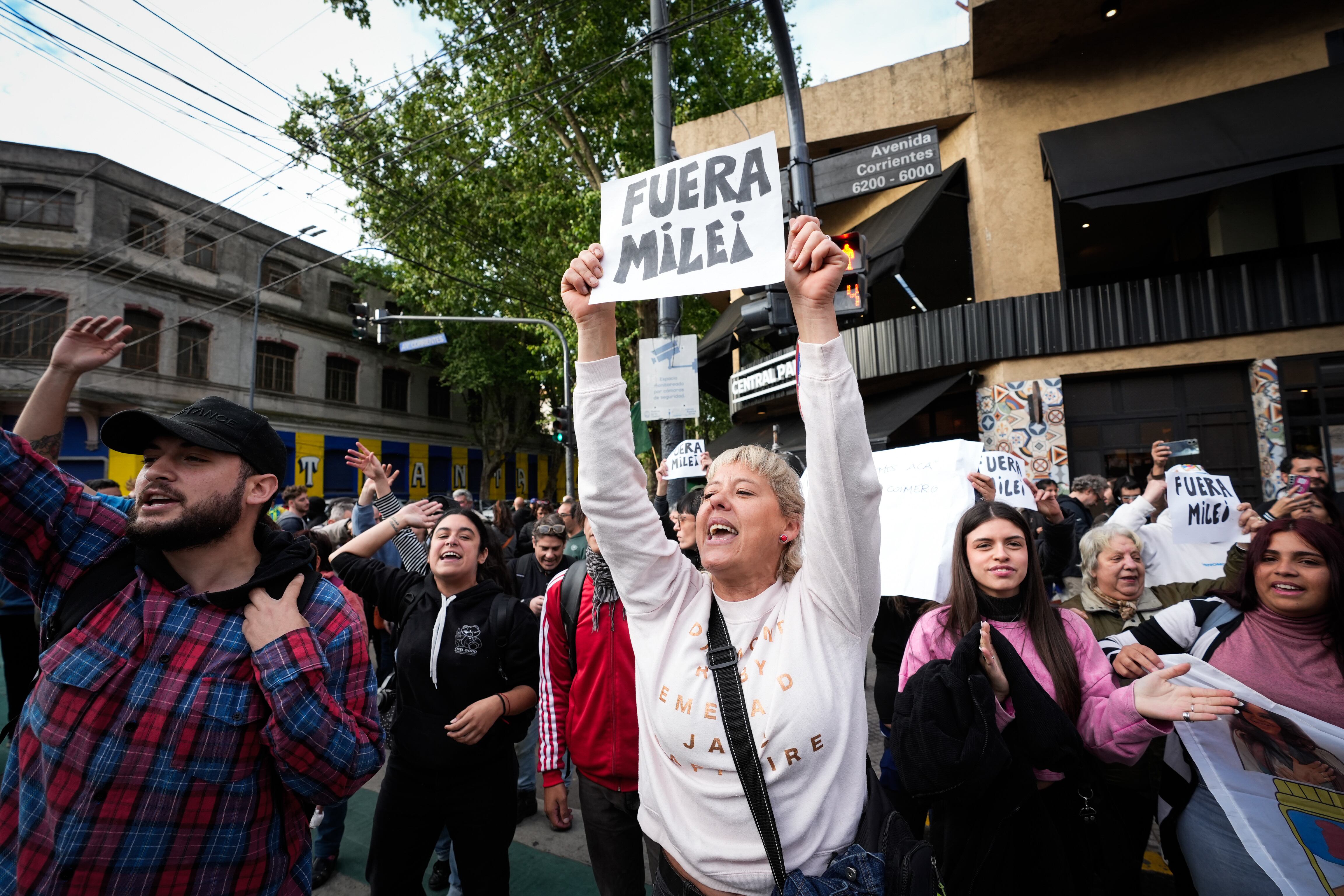 Una protesta frente al Movistar Arena antes de la presentación del nuevo libro del presidente Javier Milei.