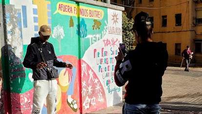 El rapero Morad en el barrio de La Florida en L’Hospitalet de Llobregat (Barcelona).