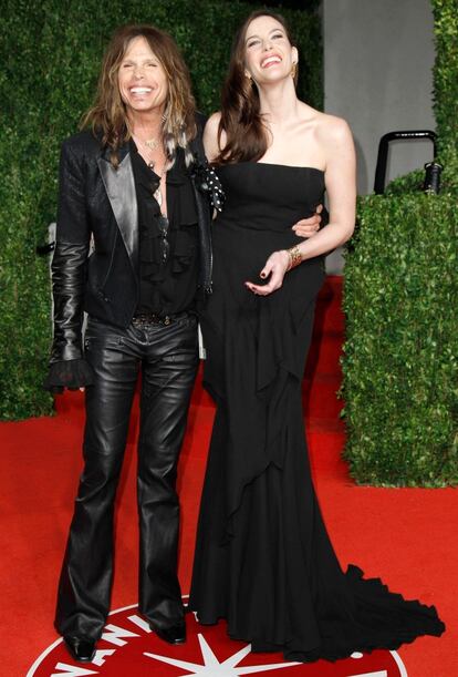 La actriz acudió con su padre, el cantante de Aerosmith Steven Tyler, en la fiesta de 'Vanity Fair'. El vestido, con escote palabra de honor, es de Givenvhy Alta Costura.