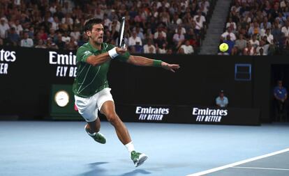 Novak Djokovic devuelve una bola en la semifinal contra Roger Federer.