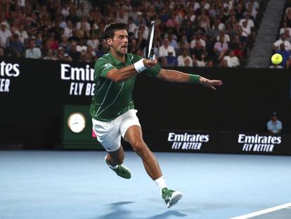 Novak Djokovic devuelve una bola en la semifinal contra Roger Federer.