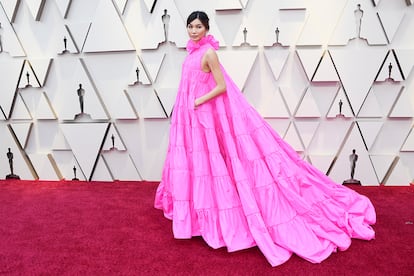 La británica posa sobre la alfombra roja de los Oscars de 2019.