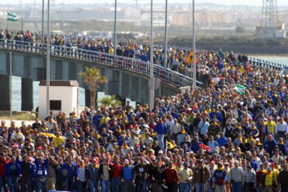 Trabajadores de Delphi, durante una manifestación en Cádiz contra el cierre de la empresa en 2007.