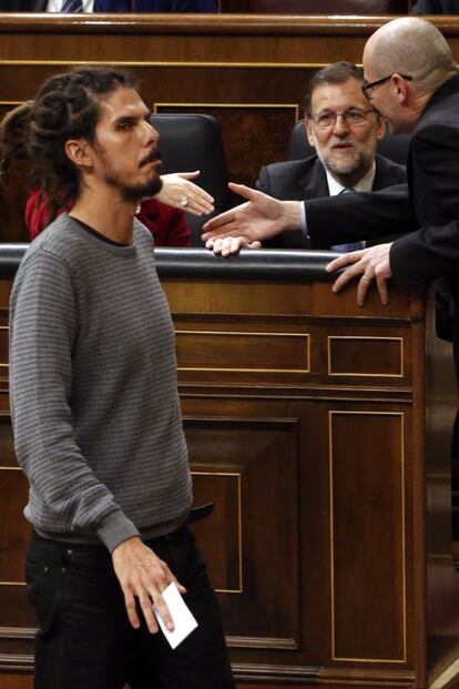 Alberto Rodríguez pasa por delante de Rajoy el día de su estreno en el Congreso, el 13 de enero de 2016.