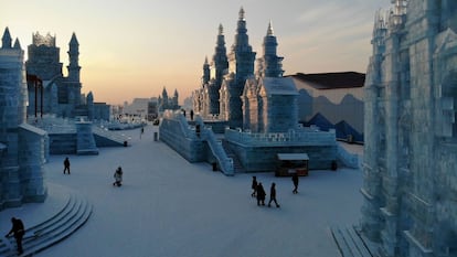 Vista aérea de esculturas de gelo com forma de famosas edificaciones chinesas, no Festival de Gelo e Neve de Harbin (Chinesa).