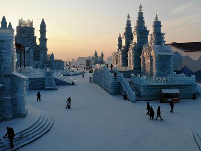 Vista aérea de esculturas de gelo com forma de famosas edificaciones chinesas, no Festival de Gelo e Neve de Harbin (Chinesa).