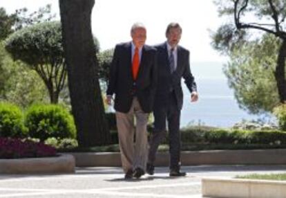 El jefe de Estado, don Juan Carlos, junto con el presidente del Gobierno, Mariano Rajoy, el pasado a&ntilde;o en el Palacio de Marivent. 