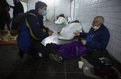 Según la vicealcaldesa Begoña Villacís, fueron 38 las personas sin techo que pasaron la primera noche en las cuatro estaciones. Sin embargo, para el consejero de Transportes de la Comunidad de Madrid, Ángel Garrido, la cifra fue de 24 personas. En la imagen, Isabel, trabajadora del Samur Social conversa con una de las personas sin techo refugiadas en la Estación del Arte.