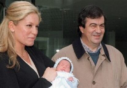 Francisco ?lvarez Cascos y Gema Ruiz, a la salida del hospital de La Paz con su nuevo hijo, ??igo.