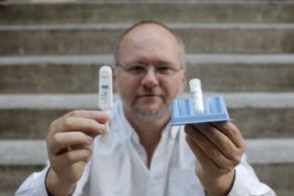 Gerjo Pérez, de la Fundacion Triangulo muestra un test de VIH.
