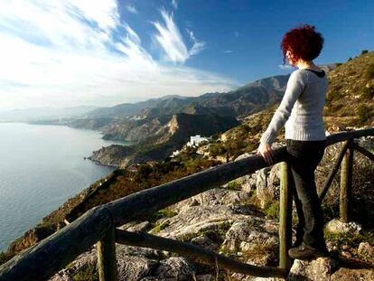 Vista panorámica en el acantilado de Maro y Cerro Gordo, a caballo entre las provincias de Granada y Málaga.
