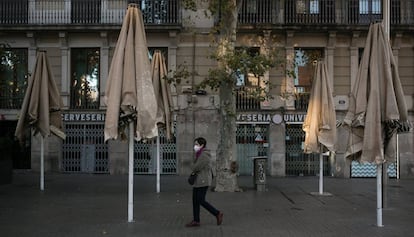 Terrazas cerradas en la plaza Universitat de Barcelona.