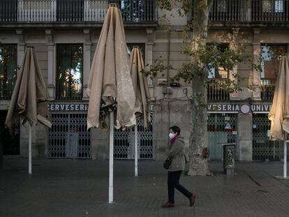 Terrazas cerradas en la plaza Universitat de Barcelona.