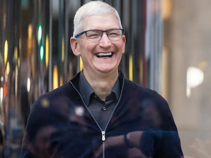 El consejero delegado de Apple, Tim Cook, durante la presentación de las gafas Vision Pro en una tienda de Nueva York en febrero pasado.