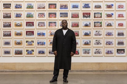 Steve McQueen, delante de la serie 'Year 3', expuesta en la Tate Britain de Londres.