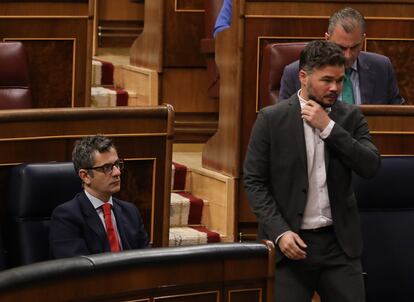 El portavoz de ERC en el Congreso, Gabriel Rufián, pasa al lado del ministro de la Presidencia, Félix Bolaños, este jueves.