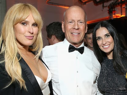 Rumer Willis junto a sus padres, Bruce Willis y Demi Moore, en una fiesta celebrada el 14 de julio de 2018 en Los Ángeles, California.