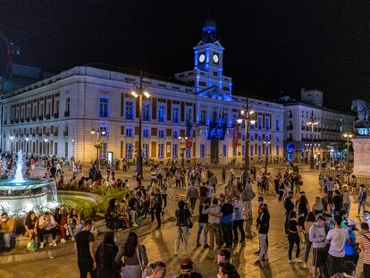 Decenas de personas en la Puerta del Sol de Madrid, pasadas las doce de la noche del sábado.