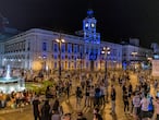 DVD 1052 (08-05-21)
Decenas de personas en la Puerta del Sol pasadas las 23 horas. 
Foto: Olmo Calvo
