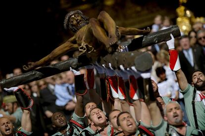 Legionario portan al Cristo de la Buena Muerte en la Iglesia de Santo Domingo de Guzmán, Málaga, el Jueves Santo.