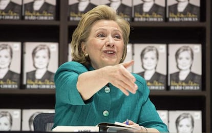 Hillary Clinton durante la promoci&oacute;n de sus memorias &quot;Decisiones Dif&iacute;ciles&quot;