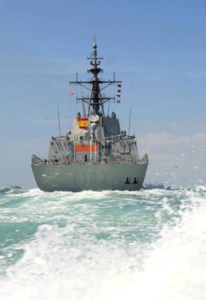 El barco español <i>Blas de Lezo</i> navega por las aguas de Portsmouth. También se encuentra en la bahía para participar en el desfile el buque insignia de la Armada, el portaaviones <i>Príncipe de Asturias.</i>