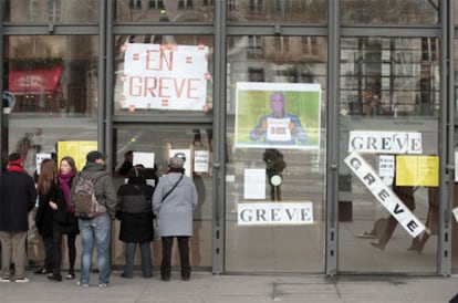 La entrada del Centro Pompidou se encuentra encartelada por la huelga de los 1.100 empleados.