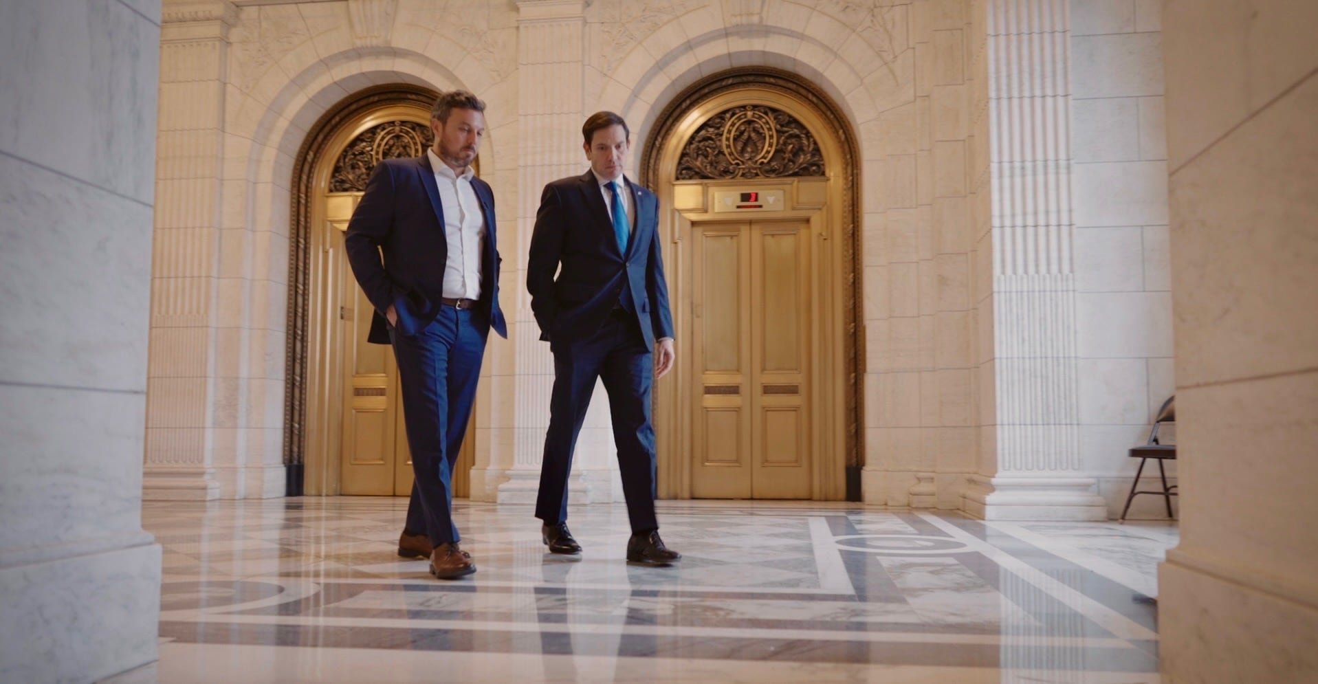 Dan Farah, director y productor de 'The Age of Disclosure', junto a Marco Rubio, secretario de Estado.