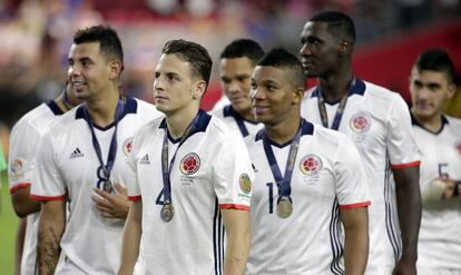 Jugadores colombianos lucen sus medallas tras su triunfo contra EE UU.