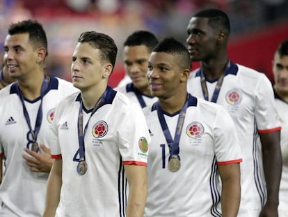Jugadores colombianos lucen sus medallas tras su triunfo contra EE UU.
