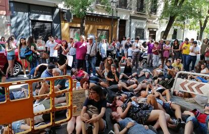 Manifestantes protestam em frente à embaixada brasileira em Madri, na Espanha, contra política ambiental de Jair Bolsonaro. Protesto em defesa da Amazônia ocorreu em várias cidades da Espanha nesta sexta.