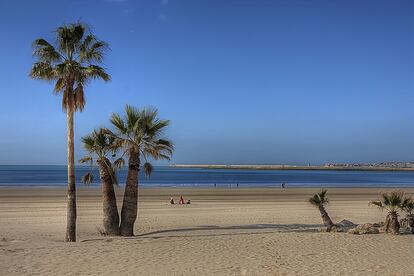 Located in a sheltered corner of the Bay of Cadiz, this beach is perfectly safe for children. Some visitors are happy to while away the day on the seaside esplanade – perhaps at the Puerto Bahía Hotel (www.hotelpuertobahia.com) or eating squid at the Taberna del Sapo restaurant (www.latabernadelsapo.com), while nature lovers can trek over to Toruños beach for fantastic views. Sunset is the best time.