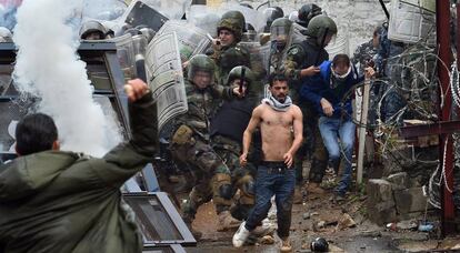 Soldados del ejército libanés se enfrentan con manifestantes durante una protesta contra la decisión del presidente estadounidense Donald Trump de reconocer a Jerusalén como la capital de Israel, en Awkar.