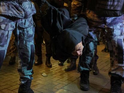 Un policía ruso detiene en Moscú a una persona durante un mitin, tras las  protestas en las calles de Rusia contra la orden de mobilización promovida por Putin. de los activistas de la oposición. 