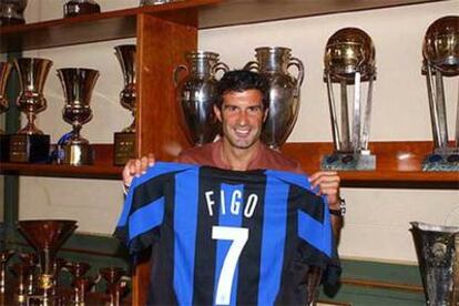 Figo, sonriente, posa con la camiseta del Inter.