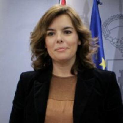 Soraya Sáenz de Santamaría, rodeada de los ministros de Economía y Hacienda, Luis de Guindos (a la izquierda) y Cristóbal Montoro.