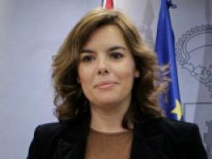 Soraya Sáenz de Santamaría, rodeada de los ministros de Economía y Hacienda, Luis de Guindos (a la izquierda) y Cristóbal Montoro.